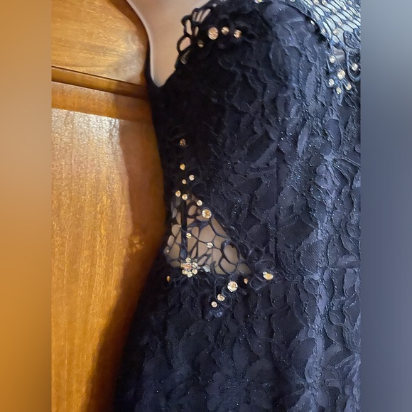 Navy blue lace formal dress with cutouts Size 1 - Picture 3 of 10